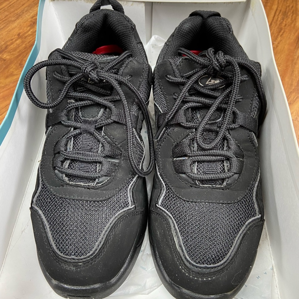 Leo’s NRG Wave Dance Sneaker